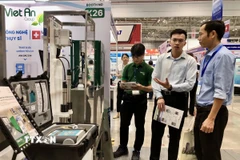 Người mua hàng tìm kiếm nguồn cung linh kiện, thiết bị mới tại triển lãm. (Ảnh: Mỹ Phương/TTXVN)