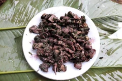 Món vịt bầu lam ống nứa hấp dẫn. (Ảnh: Báo Dân tộc và Phát triển)