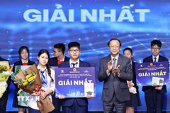 Thứ trưởng Thường trực Bộ Giáo dục và Đào tạo Phạm Ngọc Thưởng trao giải Nhất cho các học sinh đạt giải. (Ảnh: Thanh Tùng/TTXVN)