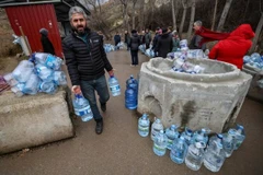 Một người đàn ông mang các chai rỗng đi lấy nước tại Araplar thuộc quận Mamaklar ở Ankara, Thổ Nhĩ Kỳ. (Nguồn: AFP)
