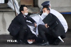 Cảnh sát bắt giữ kẻ ném bom khói vào Thủ tướng Fumio Kishida tại Wakayama, Nhật Bản, ngày 15/4/2023. (Ảnh: AFP/TTXVN)