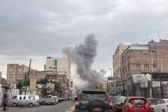 Khói bốc lên sau cuộc không kích của Israel tại Sanaa, Yemen, ngày 10/9/2025. (Ảnh: THX/TTXVN)