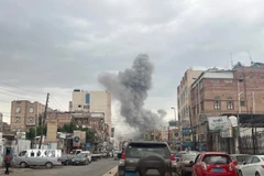 Khói bốc lên sau cuộc không kích của Israel tại Sanaa, Yemen, ngày 10/9/2025. (Ảnh: THX/TTXVN)