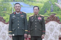 Đại tá Phan Hữu Thắng, Tùy viên Quốc phòng Việt Nam tại Lào, tới chào ra mắt chính thức Thượng tướng Khamlieng Outhakaysone, Bộ trưởng Quốc phòng Lào. (Ảnh: Đỗ Bá Thành/TTXVN)