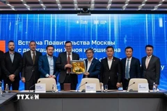 Các đại biểu hai nước chụp ảnh chung. (Ảnh: TTXVN phát)