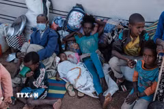 Người dân Ethiopia sơ tán từ vùng chiến sự Tigray tới lánh nạn tại một trại tị nạn ở bang Gedaref, Sudan, ngày 5/12/2020. (Ảnh: AFP/TXTVN)