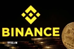 Đồng tiền điện tử Bitcoin và biểu tượng Binance. (Ảnh: Reuters/TTXVN)
