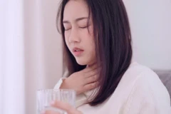 Ho có đờm là triệu chứng khiến nhiều người khó chịu và bất tiện. (Ảnh: iStock)