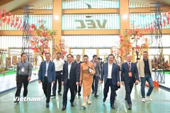 Phó Thủ tướng Bùi Thanh Sơn kiểm tra công tác chuẩn bị cho Hội chợ mùa Thu. (Ảnh: PV/Vietnam+)