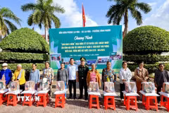Ban tổ chức trao quà của chương trình "Gian hàng 0 đồng" cho đồng bào Khmer có hoàn cảnh khó khăn nhân dịp Tết cổ truyền Chôl Chnăm Thmây. (Ảnh: Trung Kiên/TTXVN)