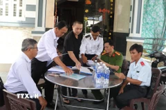 Kiểm tra tại cơ sở giết mổ gia súc V.N, huyện Phụng Hiệp, Hậu Giang. (Ảnh: Nguyễn Hằng/TTXVN)