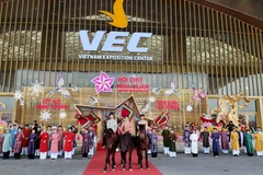 Tái hiện vẻ đẹp vàng son của cổ phục Việt tại Hội chợ Mùa Xuân