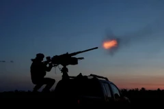 Binh sỹ lực lượng vũ trang Ukraine bắn súng máy Browning về phía máy bay không người lái của Nga (Nguồn: Reuters)