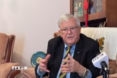 Giáo sư Carl Thayer thuộc Học viện Quốc phòng Australia, Đại học New South Wales trả lời phỏng vấn của phóng viên TTXVN tại Australia. (Ảnh: Lê Đạt/TTXVN)