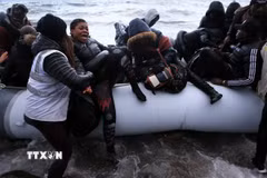 Người di cư được giải cứu ngoài khơi đảo Lesbos, Hy Lạp. (Ảnh: THX/TTXVN)