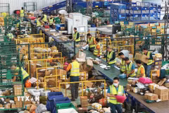 Nhân viên phân loại đơn hàng tại kho ở tỉnh Hồ Nam, Trung Quốc. (Ảnh: THX/TTXVN)