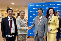 Bạn bè quốc tế chia sẻ niềm vui với đoàn Lào và Việt Nam. (Ảnh: Thu Hà/TTXVN)