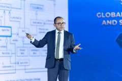 Giáo sư Edson Prestes chia sẻ về xây dựng các hệ thống AI có đạo đức và trách nhiệm tại tọa đàm “AI vì nhân loại: Đạo đức và an toàn AI trong kỷ nguyên mới,” trong khuôn khổ Tuần lễ Khoa học Công nghệ VinFuture 2025.