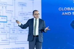 Giáo sư Edson Prestes chia sẻ về xây dựng các hệ thống AI có đạo đức và trách nhiệm tại tọa đàm “AI vì nhân loại: Đạo đức và an toàn AI trong kỷ nguyên mới,” trong khuôn khổ Tuần lễ Khoa học Công nghệ VinFuture 2025.