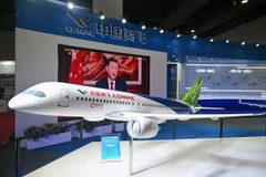Mô hình máy bay chở khách COMAC C919 do Trung Quốc sản xuất. (Nguồn: Getty)