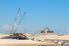 Phương tiện máy móc được huy động tối đa trên công trường dự án trọng điểm Khu bến cảng Mỹ Thủy. (Ảnh: Tường Vi/TTXVN)