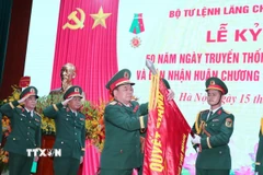 Thượng tướng Hoàng Xuân Chiến, Ủy viên Trung ương Đảng, Ủy viên Thường vụ Quân ủy Trung ương, Thứ trưởng Bộ Quốc phòng gắn Huân chương Bảo vệ Tổ quốc hạng Nhất lên Cờ truyền thống của Bộ Tư lệnh Lăng Chủ tịch Hồ Chí Minh. (Ảnh: Trọng Đức/TTXVN)