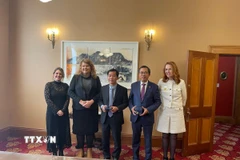 Đại sứ Phạm Hùng Tâm (thứ hai từ phải sang) và Chủ tịch UBND thành phố Huế Nguyễn Văn Phương (thứ ba từ phải sang) gặp và làm việc với Thị trưởng Thành phố Hobart. (Ảnh: TTXVN phát)