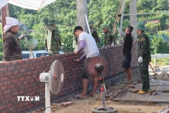 Lực lượng thuộc Bộ Chỉ huy quân sự tỉnh Phú Thọ chung sức giúp đồng bào xoá nhà tạm, nhà dột nát tại xã Xuân Đài. (Ảnh: Đào An/TTXVN)