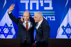 Lãnh đạo phe đối lập Yair Lapid (phải) và cựu thủ tướng Naftali Bennett phát biểu trong cuộc họp báo công bố liên danh chung mang tên “Cùng nhau” trước thềm cuộc bầu cử sắp tới tại Herzliya, miền Trung Israel, ngày 26/4. (Nguồn: Flash90)