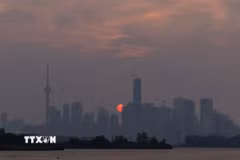 Khói từ các đám cháy rừng bao phủ bầu trời Toronto, Canada, ngày 16/7/2026. (Ảnh: THX/TTXVN phát)