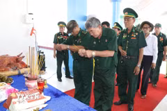 Đại biểu dâng hương các anh hùng liệt sỹ tại lễ giỗ. (Ảnh: Thanh Hòa/TTXVN)