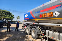 Các quan chức kiểm tra chiếc xe bồn buôn lậu nhiên liệu sang Myanmar tại khu vực biên giới Mae Sot ngày 22/3. (Ảnh: Bangkok Post)
