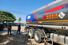 Các quan chức kiểm tra chiếc xe bồn buôn lậu nhiên liệu sang Myanmar tại khu vực biên giới Mae Sot ngày 22/3. (Ảnh: Bangkok Post)