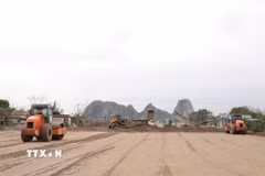 Khí thế lao động hăng say, tấp nập tại km3 thuộc quản lý và thi công của mũi thi công số 1. (Ảnh: Đức Phương/TTXVN)