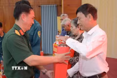 Thừa ủy quyền của Quân ủy Trung ương, Bộ Quốc phòng, Bộ Chỉ huy Quân sự tỉnh An Giang trao quà cho các gia đình chính sách, người có công với cách mạng Châu Thành. (Ảnh: Văn Sĩ/TTXVN)