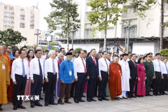 Tổng Bí thư, Chủ tịch nước Tô Lâm, các đồng chí lãnh đạo, nguyên lãnh đạo Đảng, Nhà nước dâng hoa Chủ tịch Hồ Chí Minh tại công viên tượng đài Chủ tịch Hồ Chí Minh (đường Nguyễn Huệ, phường Sài Gòn). (Ảnh: Thống Nhất/TTXVN)