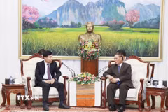Thường trực Ban Bí thư Lào Vilay Lakhamphong (bên phải) tiếp Thứ trưởng Bộ Ngoại giao Nguyễn Mạnh Cường. (Ảnh: TTXVN phát)