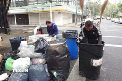 Công nhân vệ sinh môi trường phân loại rác thải nhựa tại thủ đô Mexico City, Mexico. (Ảnh: Phi Hùng/TTXVN)