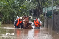 Di dời tài sản của người dân đến nơi an toàn. (Ảnh: TTTXVN phát)