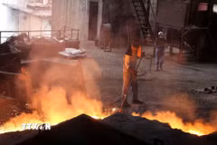 Quá trình công nghiệp như luyện kim thuộc danh mục phải thực hiện kiểm kê khí nhà kính. (Ảnh: Quốc Khánh/TTXVN)