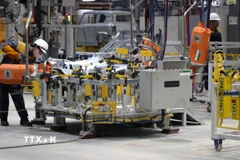 Công nhân sản xuất ôtô tại Nhà máy VinFast. (Ảnh: Công Tường/TTXVN)