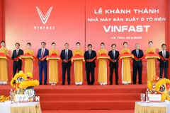 Phó Thủ tướng Nguyễn Chí Dũng cùng các đại biểu cắt băng khánh thành Nhà máy sản xuất ôtô điện VinFast tại Hà Tĩnh. (Ảnh: Công Tường-TTXVN)