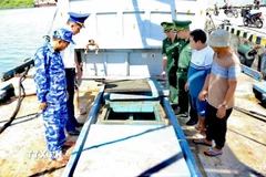 Lực lượng chức năng kiểm tra một tàu chở dầu DO không có giấy tờ hợp lệ. (Ảnh: TTXVN phát)