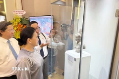 Nguyên Chủ tịch Quốc hội Nguyễn Thị Kim Ngân và các đại biểu tham quan trưng bày chuyên đề. (Ảnh: Thu Hương/TTXVN)