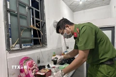 Công an thành phố Cần Thơ thu giữ tang vật ma túy tại nơi ở của các đối tượng trong đường dây mua bán, vận chuyển trái phép chất ma túy. (Ảnh: TTXVN phát)