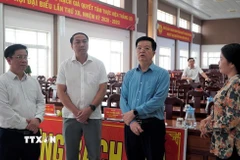 Phó Thủ tướng Chính phủ Mai Văn Chính cùng Đoàn công tác đến kiểm tra tại thành phố Rạch Giá (Kiên Giang). (Ảnh: Lê Huy Hải/TTXVN)