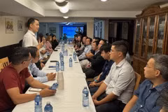 Đại diện Văn phòng KHCN phát biểu tại cuộc gặp giữa Văn phòng KHCN tại Canada với Mạng lưới Chuyên gia và Nhà khoa học Việt Nam tại Canada. (Nguồn: Báo Tin tức/TTXVN)