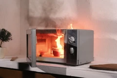 Một số loại thực phẩm nếu hâm nóng bằng lò vi sóng sẽ gây nguy hiểm. (Ảnh: iStock)