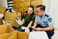 Lực lượng chức năng khám xét các địa điểm liên quan đến ổ nhóm. (Ảnh: Công an Hà Nội)