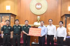 Thừa ủy quyền của Quân ủy Trung ương, Bộ Quốc phòng, Thượng tướng Trương Thiên Tô trao 10 tỷ đồng hỗ trợ đồng bào bị thiệt hại do bão, mưa lũ. (Nguồn: Báo Quân đội Nhân dân)